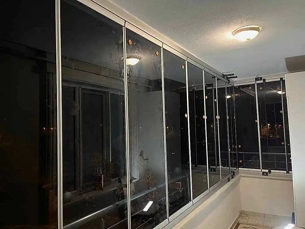Cam Balkon İçeriği Göstermeyen